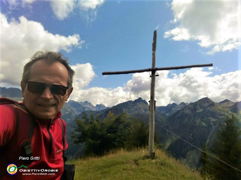 36 Alla rustica croce lignea del Monte Colle  (1750 m) con Chico di Branzi, manuntentore baite .jpg